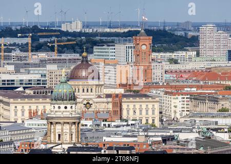 Blick auf den östlichen Teil der Hauptstadt, Rotes Rathaus, Berliner Palast, Gendarmenmarkt mit deutschem Dom und französischem Dom am Horizont Stockfoto