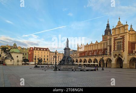 Krakau, Polen - Juli 2023: Blick auf den Haupteingang des Gebäudes der Stoffreihen. In der Mitte befindet sich ein Denkmal für den polnischen Dichter Adam Mickiew Stockfoto