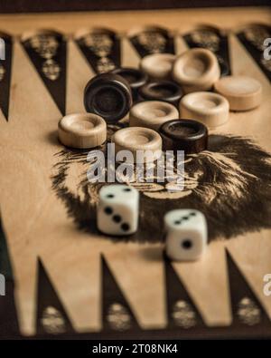 Nahaufnahme eines Backgammon-Bretts mit Würfeln Stockfoto