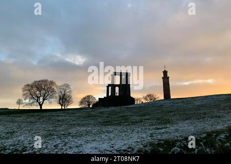 Calton Hill Landschaft bei Sonnenuntergang im Winter mit dem National Monument in Edinburgh, Schottland, Großbritannien Stockfoto