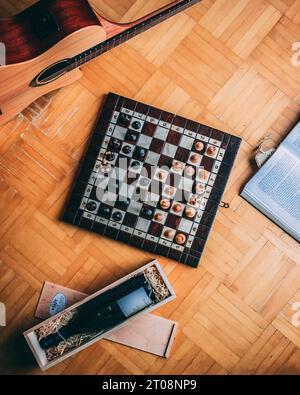 Blick von oben auf ein Schachbrett, umgeben von Requisiten Stockfoto