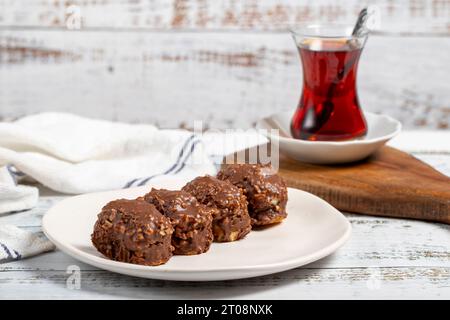 Schokoladenkeks. Köstliche Kekse mit Schokolade und Haselnüssen auf einem Teller Stockfoto