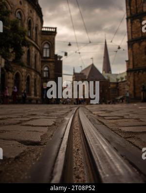 Bodenansicht einer Straßenbahnlinie in der Innenstadt von Bremen Stockfoto