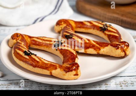 Türkische katalekekse. Traditionelle Aromen. Pastet Catal auf hölzernem Hintergrund. Nahaufnahme Stockfoto