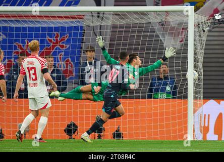 Phil Foden, MANCITY 47 Punkte, schießt 0-1 Tor, Tor, Treffer, Torschuss, gegen Janis Blaswich, RB Leipzig 21 im Gruppenspiel G RB LEIPZIG - MANCHESTER CITY 1-3 der Fußball UEFA Champions League in der Saison 2023/2024 in Leipzig, 4. Oktober 2023. Gruppenphase, RBL, Red Bull © Peter Schatz / Alamy Live News Stockfoto