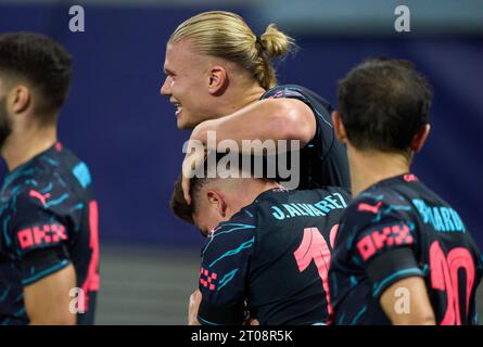 Julian Alvarez, MANCITY 19 feiert sein Tor 1-2, glücklich, lachen, feiern, mit Erling Haaland, MANCITY 9 im Gruppenspiel G RB LEIPZIG - MANCHESTER CITY 1-3 der Fußball UEFA Champions League in der Saison 2023/2024 in Leipzig, 4. Oktober 2023. Gruppenphase, RBL, Red Bull © Peter Schatz / Alamy Live News Stockfoto