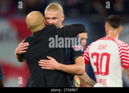 PEP GUARDIOLA, MANCITY Trainer Erling Haaland, MANCITY 9 feiern nach dem Gruppenspiel G RB LEIPZIG - MANCHESTER CITY 1-3 der Fußball UEFA Champions League in der Saison 2023/2024 in Leipzig, 4. Oktober 2023. Gruppenphase, RBL, Red Bull © Peter Schatz / Alamy Live News Stockfoto