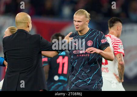 PEP GUARDIOLA, MANCITY Trainer Erling Haaland, MANCITY 9 feiern nach dem Gruppenspiel G RB LEIPZIG - MANCHESTER CITY 1-3 der Fußball UEFA Champions League in der Saison 2023/2024 in Leipzig, 4. Oktober 2023. Gruppenphase, RBL, Red Bull © Peter Schatz / Alamy Live News Stockfoto