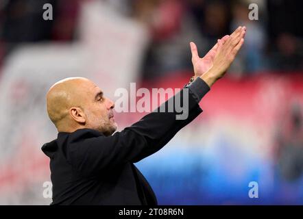 PEP GUARDIOLA, MANCITY Trainer feiern mit Fans im Gruppenspiel G RB LEIPZIG - MANCHESTER CITY 1-3 des Fußballs UEFA Champions League in der Saison 2023/2024 in Leipzig, 4. Oktober 2023. Gruppenphase, RBL, Red Bull © Peter Schatz / Alamy Live News Stockfoto