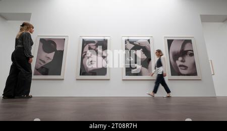 Gagosian, London, Großbritannien. Oktober 2023. Zeitgleich mit Frieze London präsentiert Gagosian einen umfassenden Überblick über Richard Prince’ frühe Fotografie aus dem ersten Gründungsdekaden seiner Karriere von 1978 bis 1988. Die Ausstellung vereint über 100 von Prince’s Fotografien aus Printwerbung, darunter Mode, Uhren, Zigaretten und Schmuck, und untersucht Prinz’ frühes Interesse am Akt der Re-Fotografie und der Untersuchung von Medien, Fälschungen und wahrheitsgetreuer Reportage. Quelle: Malcolm Park/Alamy Live News Stockfoto