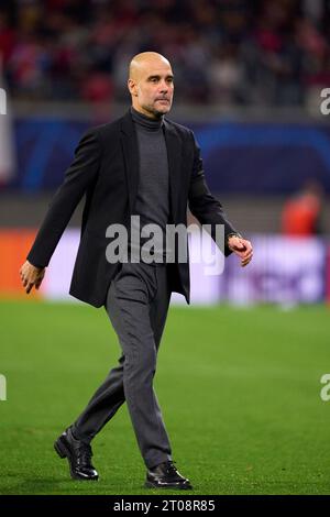 PEP GUARDIOLA, MANCITY Trainer feiern mit Fans im Gruppenspiel G RB LEIPZIG - MANCHESTER CITY 1-3 des Fußballs UEFA Champions League in der Saison 2023/2024 in Leipzig, 4. Oktober 2023. Gruppenphase, RBL, Red Bull © Peter Schatz / Alamy Live News Stockfoto