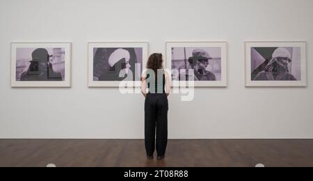 Gagosian, London, Großbritannien. Oktober 2023. Zeitgleich mit Frieze London präsentiert Gagosian einen umfassenden Überblick über Richard Prince’ frühe Fotografie aus dem ersten Gründungsdekaden seiner Karriere von 1978 bis 1988. Die Ausstellung vereint über 100 von Prince’s Fotografien aus Printwerbung, darunter Mode, Uhren, Zigaretten und Schmuck, und untersucht Prinz’ frühes Interesse am Akt der Re-Fotografie und der Untersuchung von Medien, Fälschungen und wahrheitsgetreuer Reportage. Quelle: Malcolm Park/Alamy Live News Stockfoto