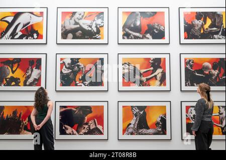Gagosian, London, Großbritannien. Oktober 2023. Zeitgleich mit Frieze London präsentiert Gagosian einen umfassenden Überblick über Richard Prince’ frühe Fotografie aus dem ersten Gründungsdekaden seiner Karriere von 1978 bis 1988. Die Ausstellung vereint über 100 von Prince’s Fotografien aus Printwerbung, darunter Mode, Uhren, Zigaretten und Schmuck, und untersucht Prinz’ frühes Interesse am Akt der Re-Fotografie und der Untersuchung von Medien, Fälschungen und wahrheitsgetreuer Reportage. Quelle: Malcolm Park/Alamy Live News Stockfoto