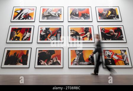 Gagosian, London, Großbritannien. Oktober 2023. Zeitgleich mit Frieze London präsentiert Gagosian einen umfassenden Überblick über Richard Prince’ frühe Fotografie aus dem ersten Gründungsdekaden seiner Karriere von 1978 bis 1988. Die Ausstellung vereint über 100 von Prince’s Fotografien aus Printwerbung, darunter Mode, Uhren, Zigaretten und Schmuck, und untersucht Prinz’ frühes Interesse am Akt der Re-Fotografie und der Untersuchung von Medien, Fälschungen und wahrheitsgetreuer Reportage. Quelle: Malcolm Park/Alamy Live News Stockfoto