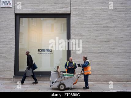 Gagosian, London, Großbritannien. Oktober 2023. Zeitgleich mit Frieze London präsentiert Gagosian einen umfassenden Überblick über Richard Prince’ frühe Fotografie aus dem ersten Gründungsdekaden seiner Karriere von 1978 bis 1988. Die Ausstellung vereint über 100 von Prince’s Fotografien aus Printwerbung, darunter Mode, Uhren, Zigaretten und Schmuck, und untersucht Prinz’ frühes Interesse am Akt der Re-Fotografie und der Untersuchung von Medien, Fälschungen und wahrheitsgetreuer Reportage. Quelle: Malcolm Park/Alamy Live News Stockfoto