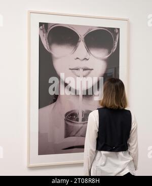 Gagosian, London, Großbritannien. Oktober 2023. Zeitgleich mit Frieze London präsentiert Gagosian einen umfassenden Überblick über Richard Prince’ frühe Fotografie aus dem ersten Gründungsdekaden seiner Karriere von 1978 bis 1988. Die Ausstellung vereint über 100 von Prince’s Fotografien aus Printwerbung, darunter Mode, Uhren, Zigaretten und Schmuck, und untersucht Prinz’ frühes Interesse am Akt der Re-Fotografie und der Untersuchung von Medien, Fälschungen und wahrheitsgetreuer Reportage. Quelle: Malcolm Park/Alamy Live News Stockfoto