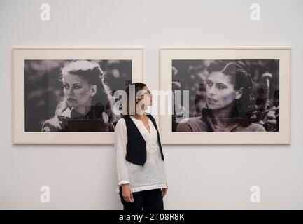 Gagosian, London, Großbritannien. Oktober 2023. Zeitgleich mit Frieze London präsentiert Gagosian einen umfassenden Überblick über Richard Prince’ frühe Fotografie aus dem ersten Gründungsdekaden seiner Karriere von 1978 bis 1988. Die Ausstellung vereint über 100 von Prince’s Fotografien aus Printwerbung, darunter Mode, Uhren, Zigaretten und Schmuck, und untersucht Prinz’ frühes Interesse am Akt der Re-Fotografie und der Untersuchung von Medien, Fälschungen und wahrheitsgetreuer Reportage. Quelle: Malcolm Park/Alamy Live News Stockfoto