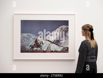 Gagosian, London, Großbritannien. Oktober 2023. Zeitgleich mit Frieze London präsentiert Gagosian einen umfassenden Überblick über Richard Prince’ frühe Fotografie aus dem ersten Gründungsdekaden seiner Karriere von 1978 bis 1988. Die Ausstellung vereint über 100 von Prince’s Fotografien aus Printwerbung, darunter Mode, Uhren, Zigaretten und Schmuck, und untersucht Prinz’ frühes Interesse am Akt der Re-Fotografie und der Untersuchung von Medien, Fälschungen und wahrheitsgetreuer Reportage. Quelle: Malcolm Park/Alamy Live News Stockfoto