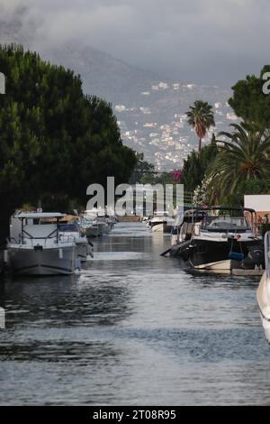 Boote, die in einem Kanal geparkt sind Stockfoto