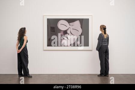 Gagosian, London, Großbritannien. Oktober 2023. Zeitgleich mit Frieze London präsentiert Gagosian einen umfassenden Überblick über Richard Prince’ frühe Fotografie aus dem ersten Gründungsdekaden seiner Karriere von 1978 bis 1988. Die Ausstellung vereint über 100 von Prince’s Fotografien aus Printwerbung, darunter Mode, Uhren, Zigaretten und Schmuck, und untersucht Prinz’ frühes Interesse am Akt der Re-Fotografie und der Untersuchung von Medien, Fälschungen und wahrheitsgetreuer Reportage. Quelle: Malcolm Park/Alamy Live News Stockfoto