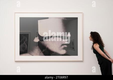Gagosian, London, Großbritannien. Oktober 2023. Zeitgleich mit Frieze London präsentiert Gagosian einen umfassenden Überblick über Richard Prince’ frühe Fotografie aus dem ersten Gründungsdekaden seiner Karriere von 1978 bis 1988. Die Ausstellung vereint über 100 von Prince’s Fotografien aus Printwerbung, darunter Mode, Uhren, Zigaretten und Schmuck, und untersucht Prinz’ frühes Interesse am Akt der Re-Fotografie und der Untersuchung von Medien, Fälschungen und wahrheitsgetreuer Reportage. Quelle: Malcolm Park/Alamy Live News Stockfoto