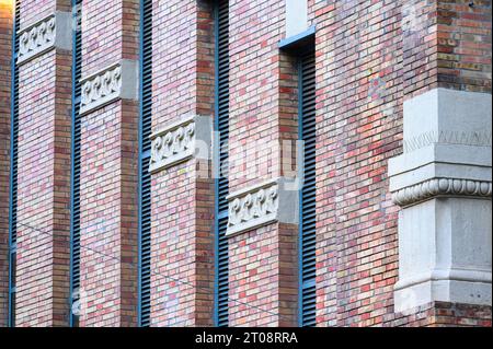 Nahaufnahme der Kolonialarchitektur im zentralen Marktgebäude in Alicante, Spanien Stockfoto