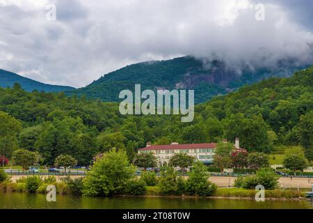 Lure Lake, North Carolina, USA - 11. August 2023: Lure Lake mit Hotel und Spa im Hintergrund auf die rauchigen Berge unter bewölktem Himmel. Stockfoto