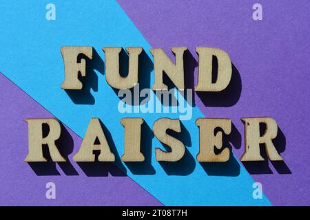 Fund Raiser, Wörter in hölzernen Alphabeten isoliert auf Hintergrund Stockfoto