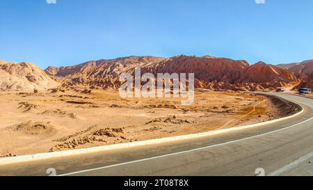 Asphaltstraße durch die Atacama-Wüste in der Nähe von San Pedro de Atacama, Chile Stockfoto