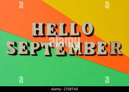 Hallo September, Wörter in hölzernen Alphabeten isoliert auf bunten Hintergrund Stockfoto