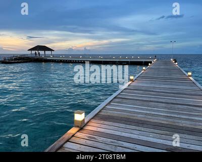 Ein wunderschöner Blick auf den Eingang eines Resorts mitten im Meer Stockfoto