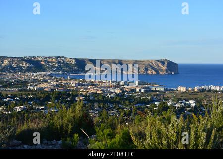 Blick vom Naturpark Granadella auf die Landzunge Cabo San Antonio, den Hafen und den Strand von Arenal über die Landschaft und Wohngebiete, Javea, Alicante, Spanien Stockfoto