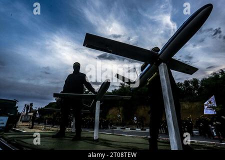 Gaza-Stadt, Palästina. Oktober 2023. Maskierte Kämpfer der Al-Quds-Brigaden, des bewaffneten Flügels der palästinensischen Islamischen Dschihad-Bewegung (PIJ), stehen auf einem Lastwagenbett mit scheinbar ferngesteuerten Drohnen, während sie sich einer Parade zum 36. Jahrestag der Gründung der Bewegung im Süden des Gazastreifens anschließen. (Foto: Mahmoud Issa/SOPA Images/SIPA USA) Credit: SIPA USA/Alamy Live News Stockfoto