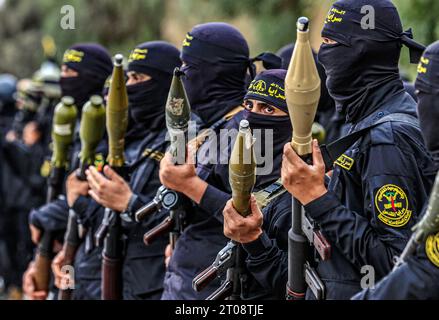 Gaza-Stadt, Palästina. Oktober 2023. Palästinensische Islamische Dschihad-Militärangehörige nehmen an einer Anti-Israel-Militärparade zum 36. Jahrestag der Gründung der Bewegung in Gaza-Stadt am 4. Oktober 2023 Teil. Foto: Ramez Habboub/ABACAPRESS.COM Credit: Abaca Press/Alamy Live News Stockfoto