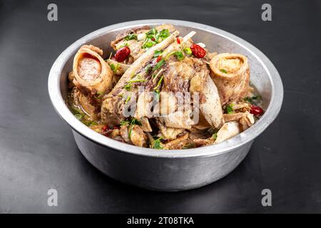 Mariniertes Rindfleisch mit großen Knochen in würziger Sauce Stockfoto