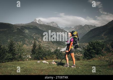 Ein Wandermädchen mit Rucksack geht auf dem Weg von Svaneti Stockfoto