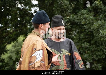 Kenilworth England 29. Juli 2023 das Ritterturnier der Burg Kenilworth trifft auf die Öffentlichkeit, wenn sie vor dem Turnier teilnehmen Stockfoto