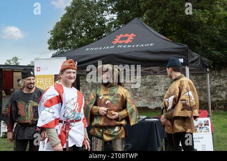 Kenilworth England 29. Juli 2023 das Ritterturnier der Burg Kenilworth trifft auf die Öffentlichkeit, wenn sie vor dem Turnier teilnehmen Stockfoto