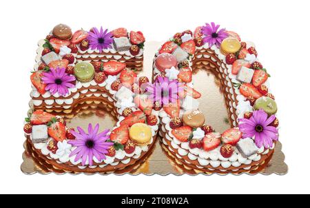 Jubiläumskuchen in Form der Zahl 50 Jahre mit Blätterteig mit Marshmallows, Erdbeeren und Blumen. Stockfoto