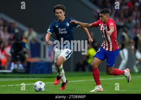 Ayase Ueda aus Feyenoord und Nahuel Molina aus Atletico de Madrid spielten am 4. Oktober 2023 in Madrid im Civitas Mertropolitano Stadion in der Gruppe E zwischen Atletico de Madrid und Feyenoord. (Foto: Cesar Cebolla / PRESSINPHOTO) Stockfoto