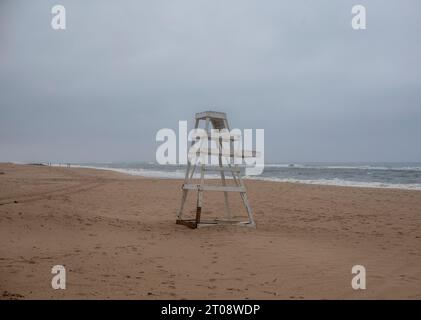 Rettungsschwimmer stehen an einem leeren Strand in East Hampton, NY Stockfoto