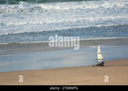 Eine Sandyacht am Strand von Gwithian, Cornwall, Großbritannien - John Gollop Stockfoto