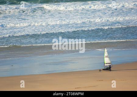 Eine Sandyacht am Strand von Gwithian, Cornwall, Großbritannien - John Gollop Stockfoto