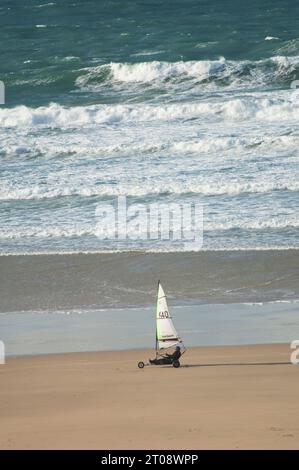 Eine Sandyacht am Strand von Gwithian, Cornwall, Großbritannien - John Gollop Stockfoto