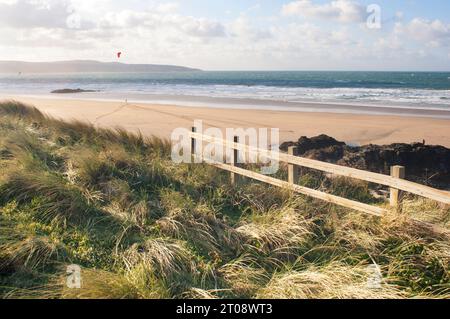 Der Strand von Gwithian mit St. Ives in the Ferne, Cornwall, Großbritannien - John Gollop Stockfoto