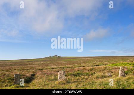 Teil des Tregeasal Stone Circle mit Carn Kenidjack in der Ferne - John Gollop Stockfoto