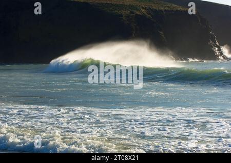 Eine brechende Welle mit einem Offshore-Wind - John Gollop Stockfoto