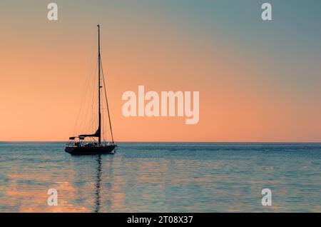 Segelboot oder Yacht auf dem Meer bei Abendsonne Stockfoto