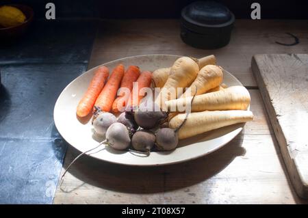 Verschiedene Gemüsesorten auf einem viktorianischen Tisch - John Gollop Stockfoto