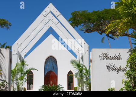 Yanuca Island Fidschi - 5. September 2023; einfache weiße Kapelle mit gewölbter Tür und zwei Fenstern durch weiße, spitzen Rahmenstrukturen. Stockfoto